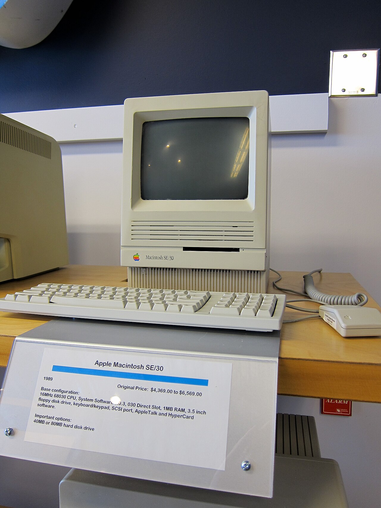 Apple Macintosh SE/30 compact computer